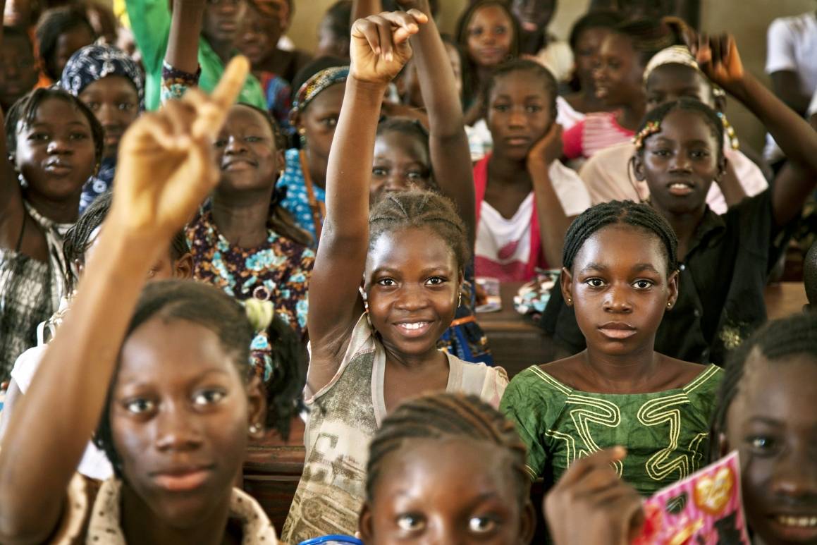 En skoleklasse med jenter som rekker opp hånden i Bamako, Mali. Foto: Marco Dormino/UN Photo